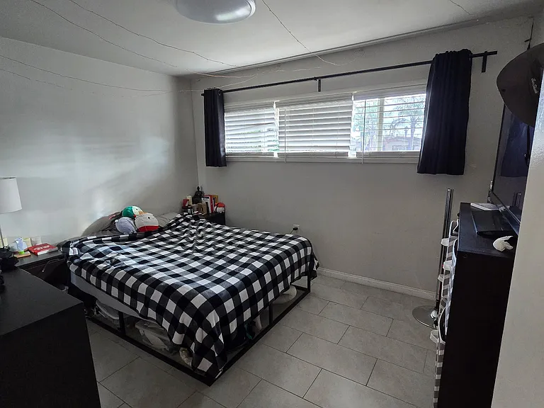 4350 Clairemont Dr — Photo 8