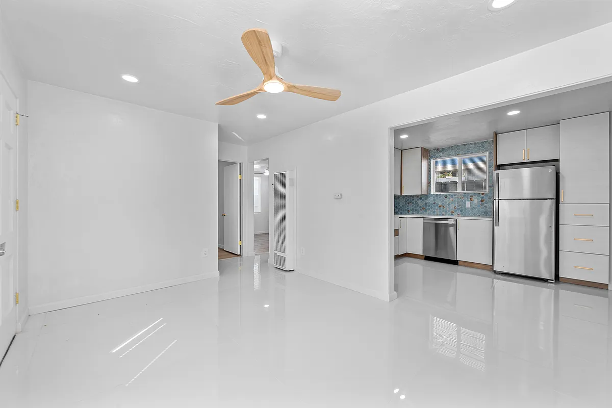 Building Photo - 3917 Haines St #3927