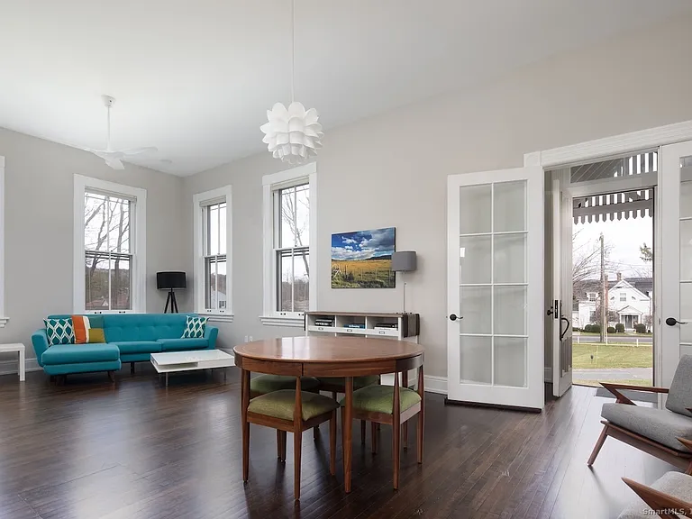 33 Sharon Rd — Photo 2