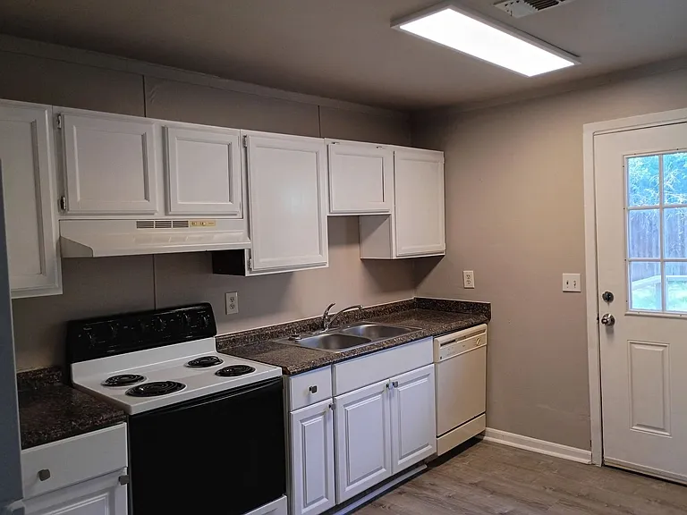 901-903 Meadowlark Cir — Photo 7