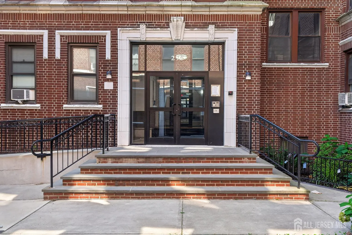 1 bed, 1.0 bath, 813 sqft, $2,350 — Photo 1