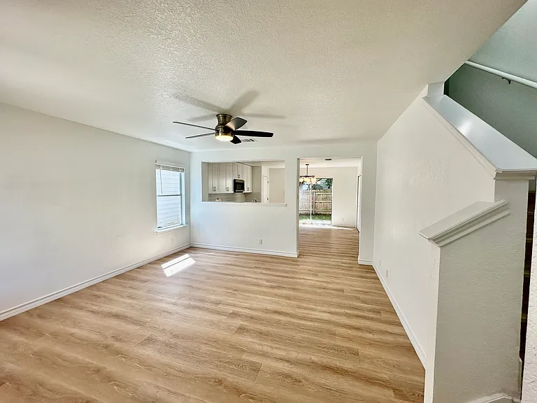 414 Hampton Cv — Photo 6