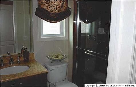 4th image of 165 Roswell Ave