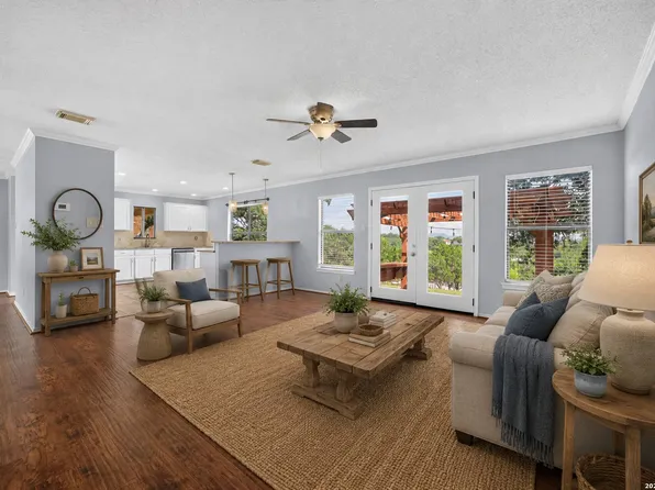 988 SUMMIT RD, Lakehills, TX 78063