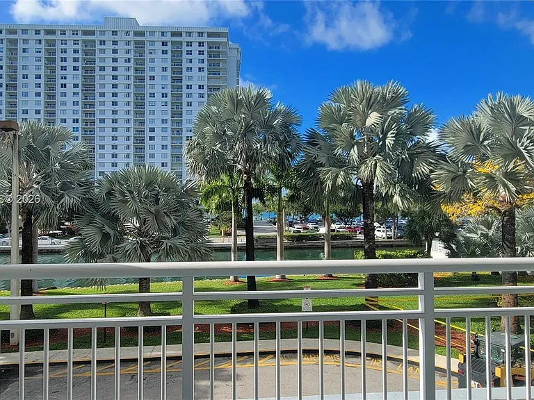 400 S Kings Point Dr #220 — Photo 6