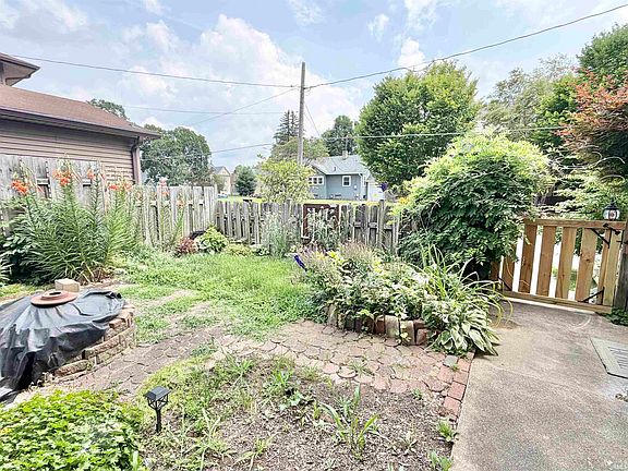 4th image of 215 22nd St