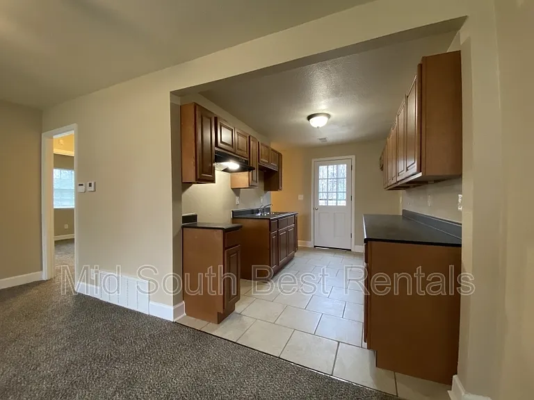 1004 Floyd Ave — Photo 3