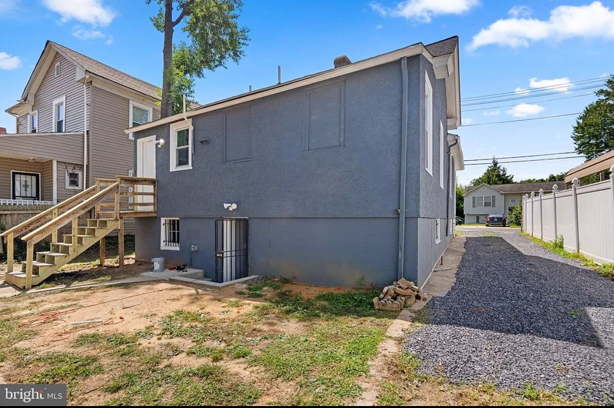 3 bed, 882 sqft, $2,400 — Photo 3