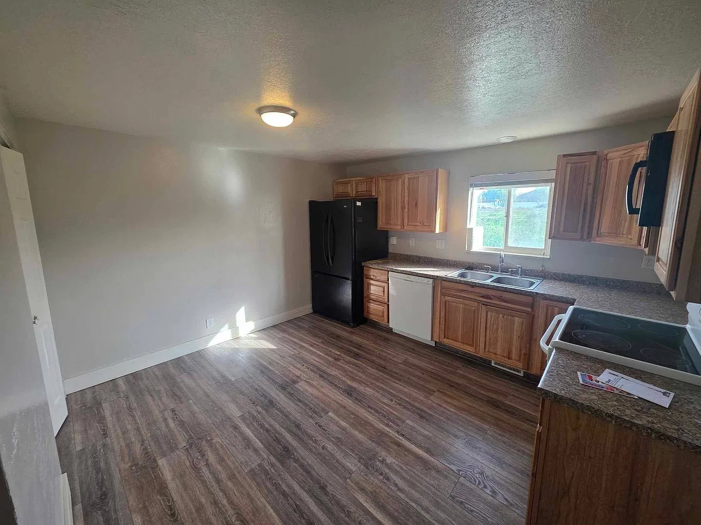 Spacious 3-Bedroom Apartment — Photo 4
