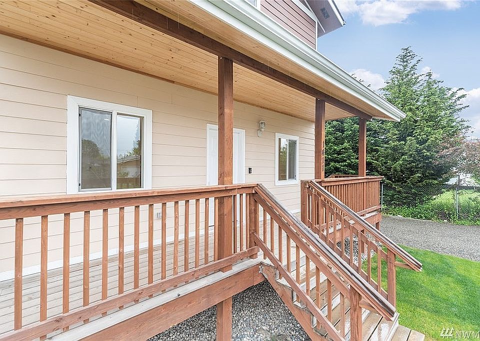 Front porch,2nd floor unit 1