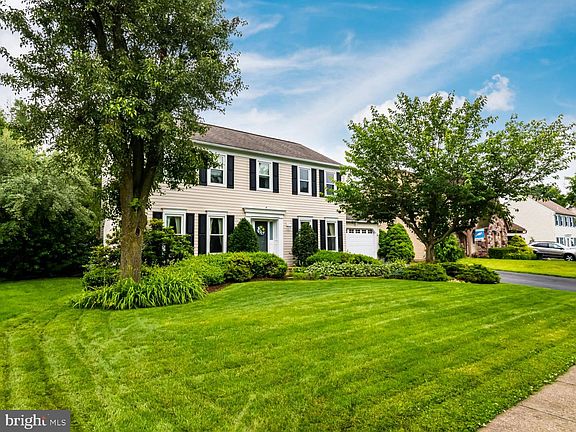 3rd image of 281 Cliveden Dr