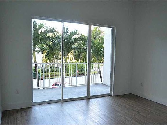 5th image of 2851 NE 183rd St APT 211