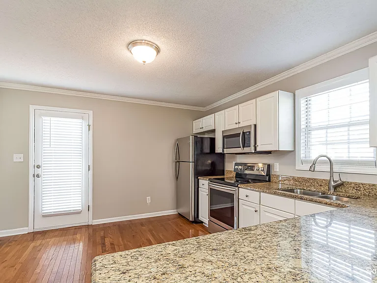 2841 Glastonbury Rd — Photo 5