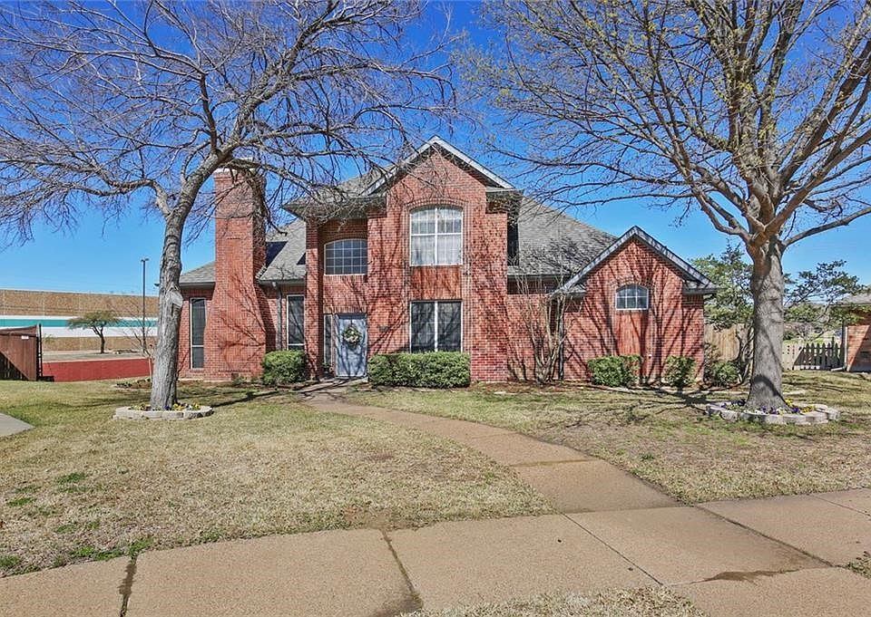 Large lot in cul de sac w mature trees.