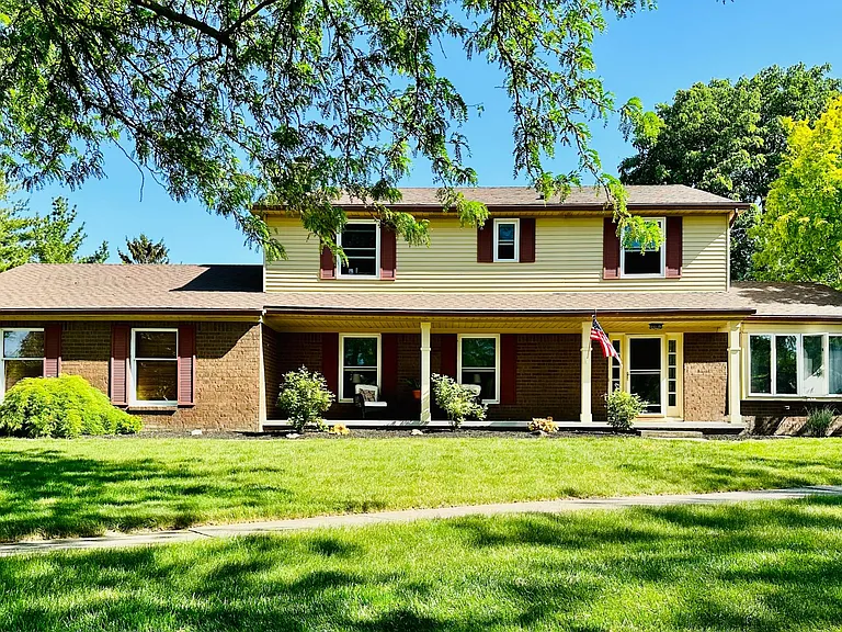 8 Applewood Ct W — Photo 1
