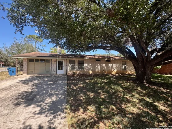 512 Low Meadow, Pleasanton, TX 78064