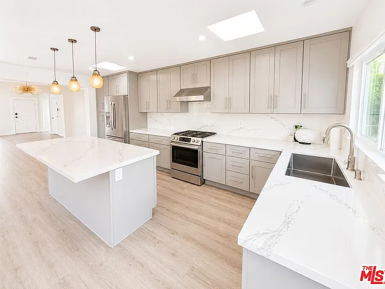 1636 Courtney Ave — Photo 2