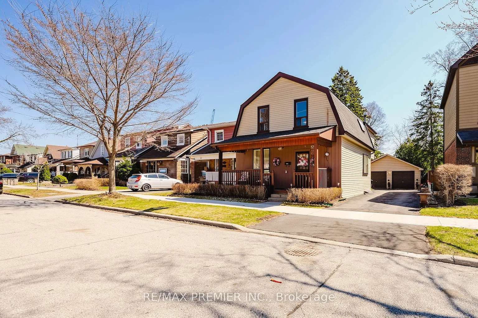 23 Lippincott St W photo 1