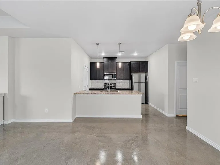412 W Avenue C — Photo 13