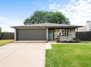 801 Canary Ln, Mansfield, TX 76063