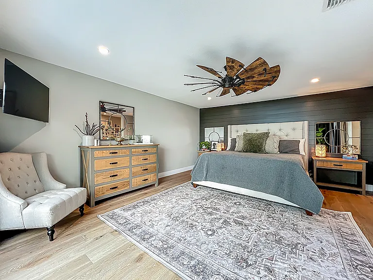 Master Bedroom (upstairs)