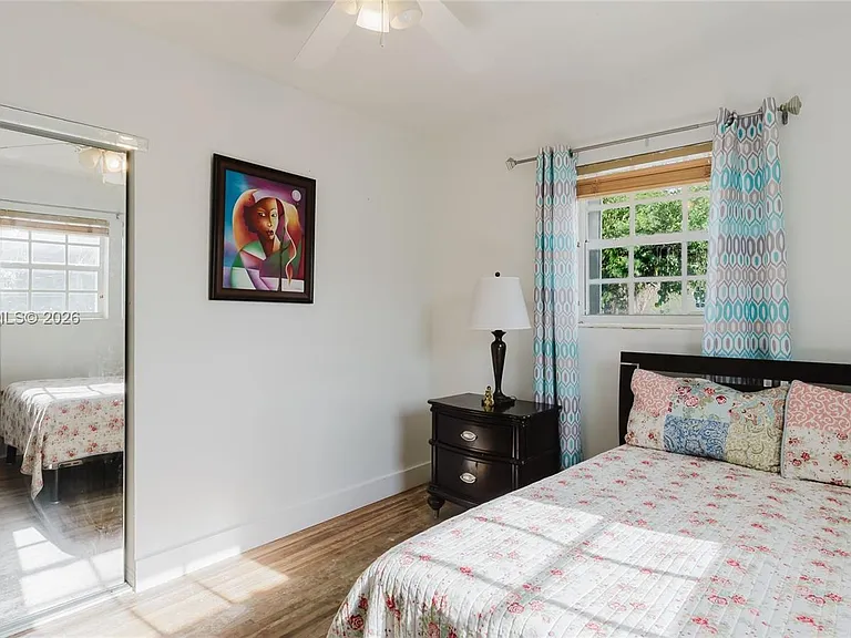 1300 NE 204th St — Photo 36