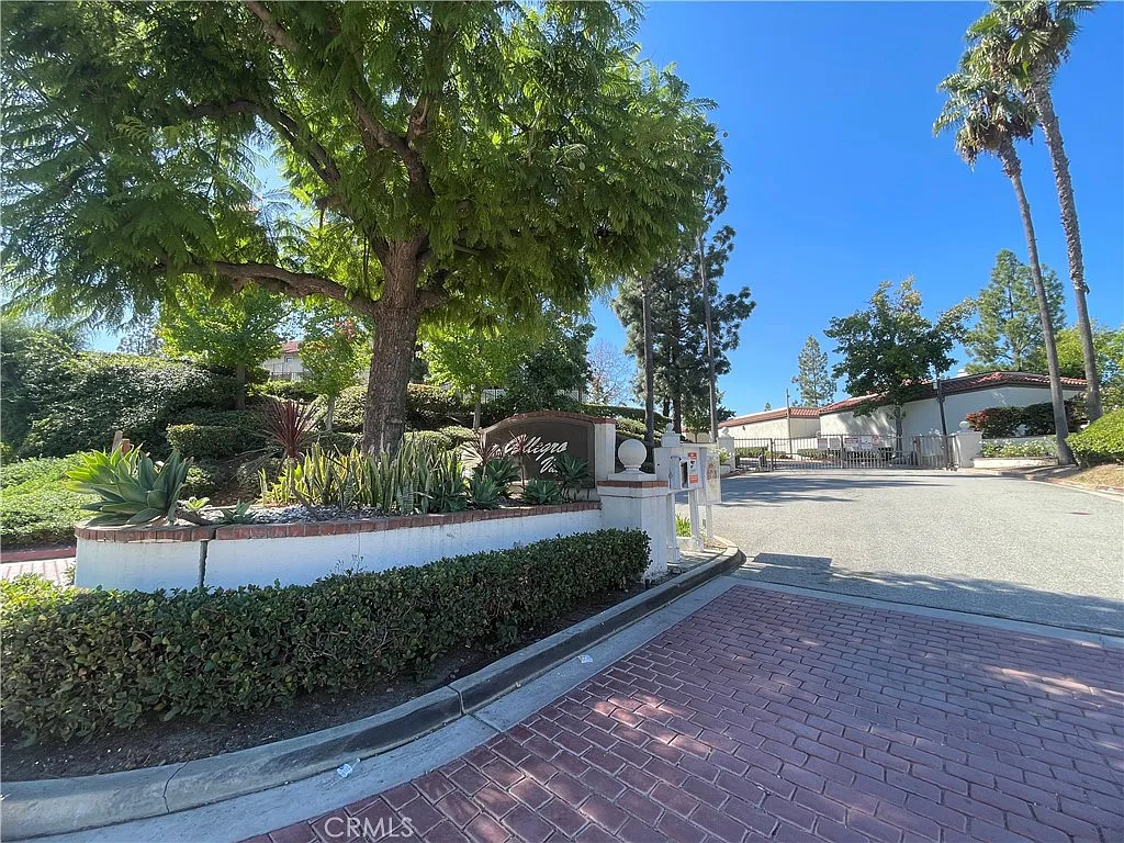2 bed, 930 sqft, $2,600 — Photo 1