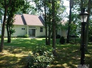 10 Plainview Ct, Ridge, NY 11961