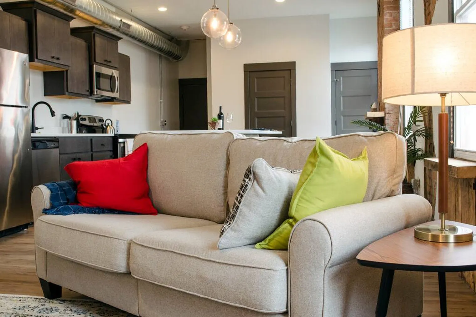 2 bed, 1.0 bath, 1560 sqft, $3,194 — Photo 4