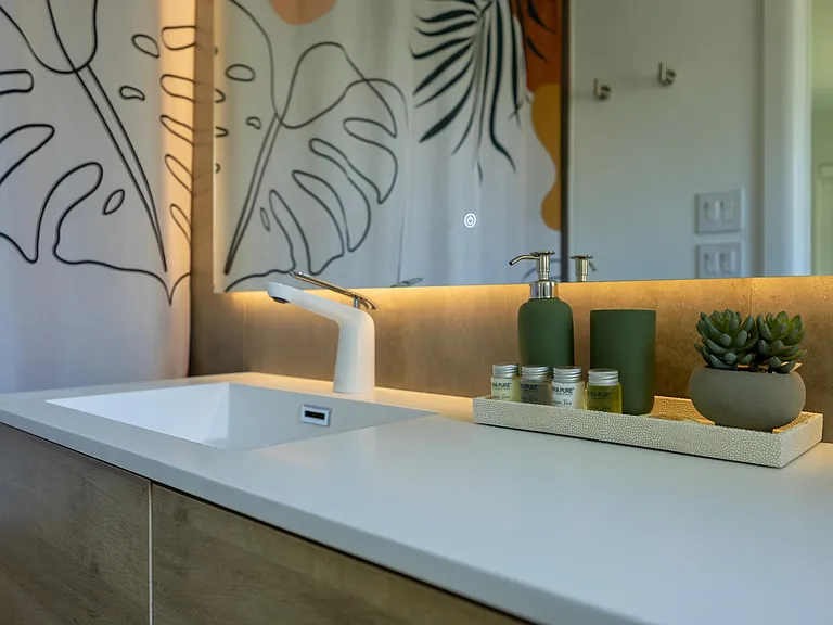 Master bathroom #1 with full sized soak bath tub. Master bathroom #1 with full sized soak bath tub. 5 start hotel quality eco toiletries and disposable slippers. White towels.