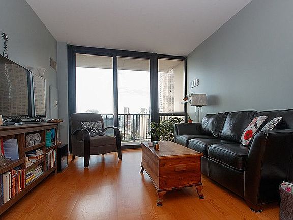 Living/Dining(11'-5"x18'-8")