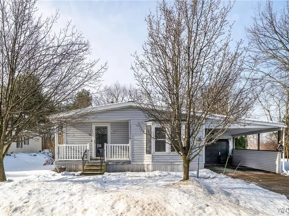 24 W Canyon Dr, Hamburg, NY 14075