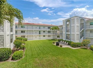 5 High Point Cir W APT 211, Naples, FL 34103