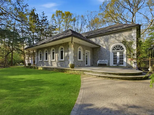 31 W Meadow Road, Setauket, NY 11733