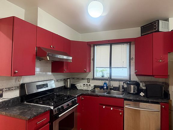 5th image of 1440 King Edward Ave E
