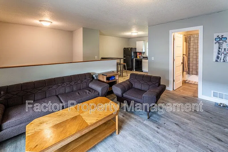 5 bed, 2.0 bath, 1536 sqft, $3,050 — Photo 2