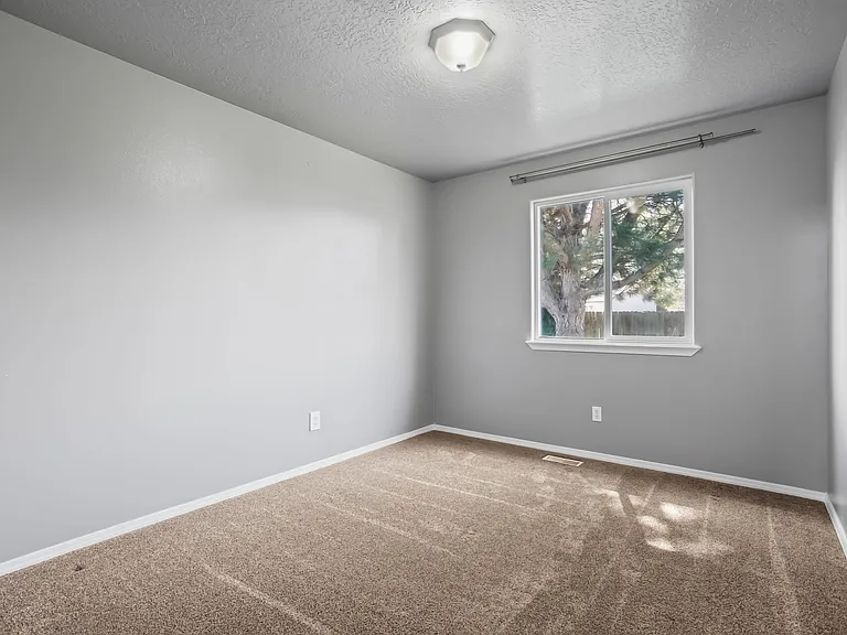 979 Peregrine Dr — Photo 15