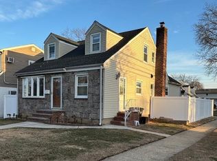 249 Rudolf Rd, Mineola, NY 11501