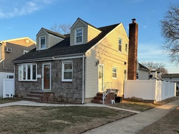 249 Rudolf Road, Mineola, NY 11501