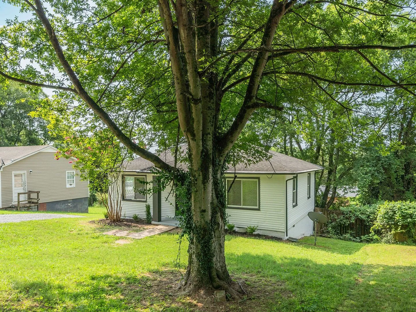 Beautifully renovated 2-bedroom cottage close to Ft Campbell — Photo 2
