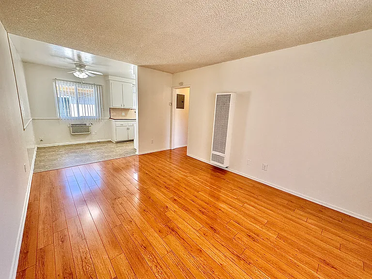 8750 Woodman Ave #18 — Photo 3
