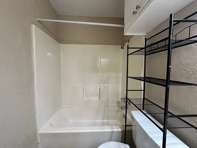 Barbara St 201 — Photo 18
