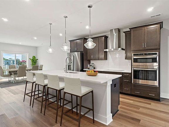 4th image of 1532 Moore St #B