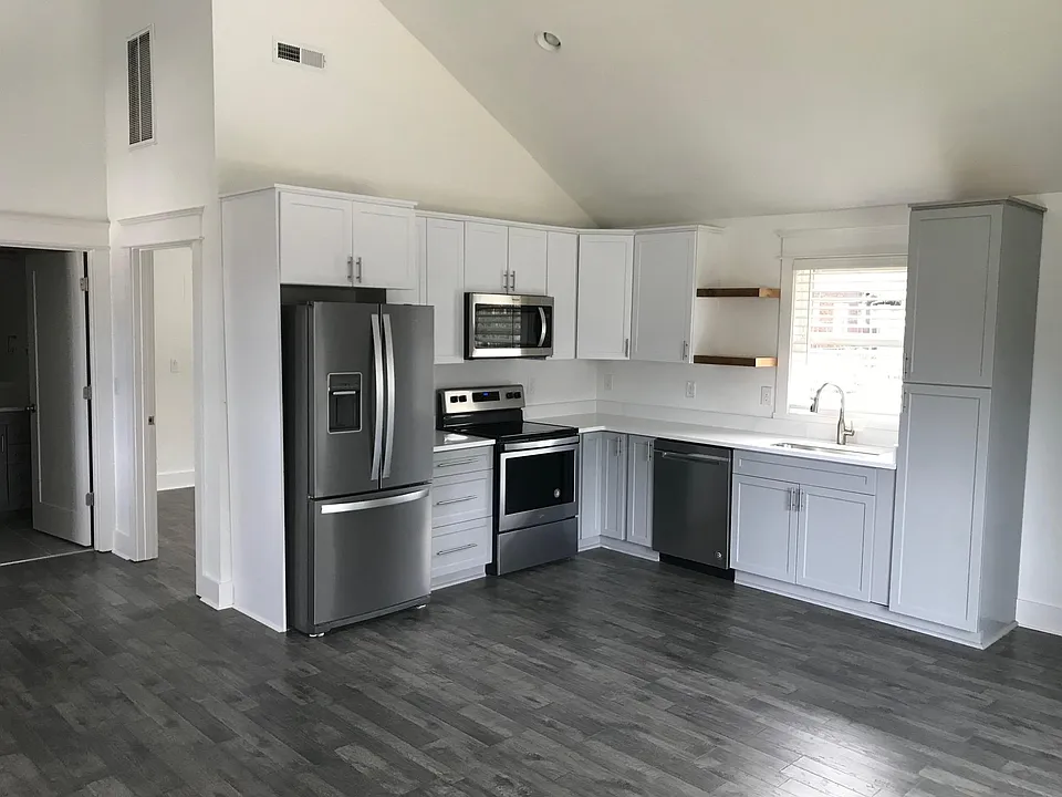 Like new, all stainless appliances, vaulted ceiling, tons of natural light