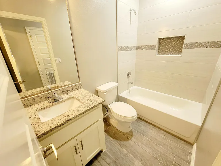 1909 Davenport St #1 — Photo 14