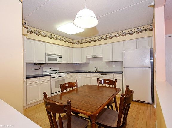 3rd image of 1327 Brown St Unit 210