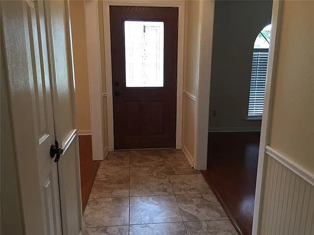 3 bed, 2.0 bath, 1699 sqft, $1,800 — Photo 2