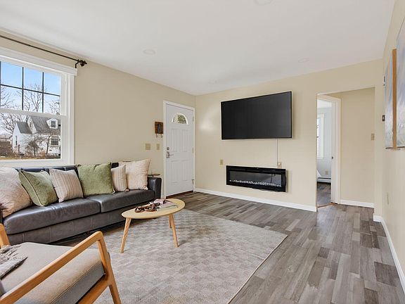 2nd image of 7 Farm Hill Road