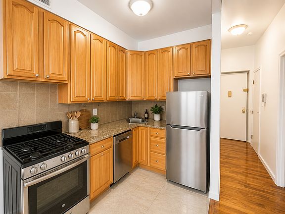 3rd image of 311 W 94th St APT 4B