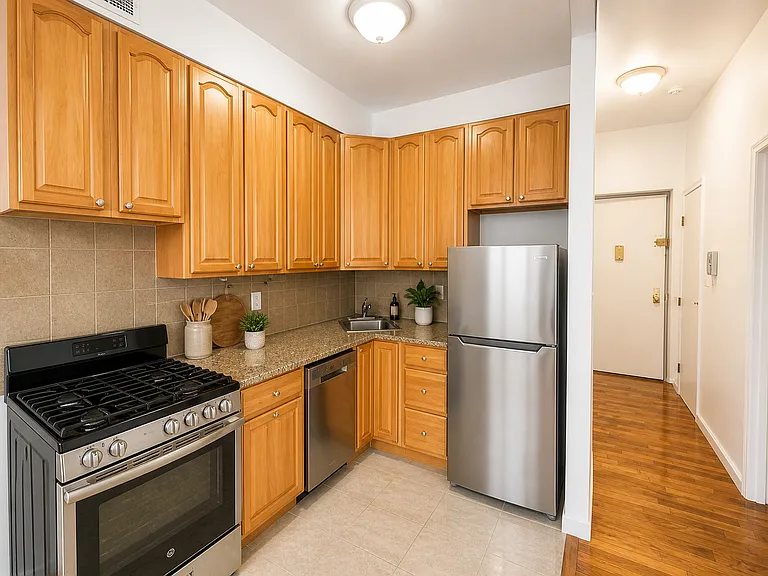 311 W 94th St #4B — Photo 3